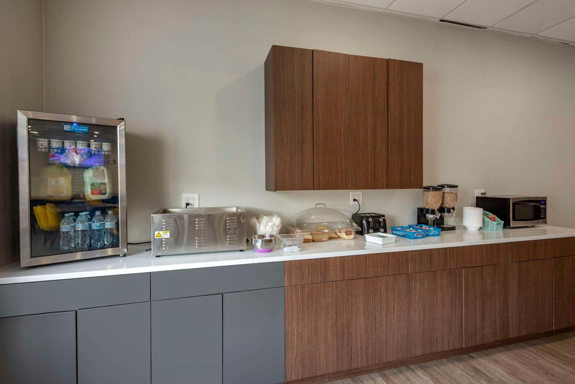 Comfort Inn Philadelphia International Airport West Chester Exterior photo