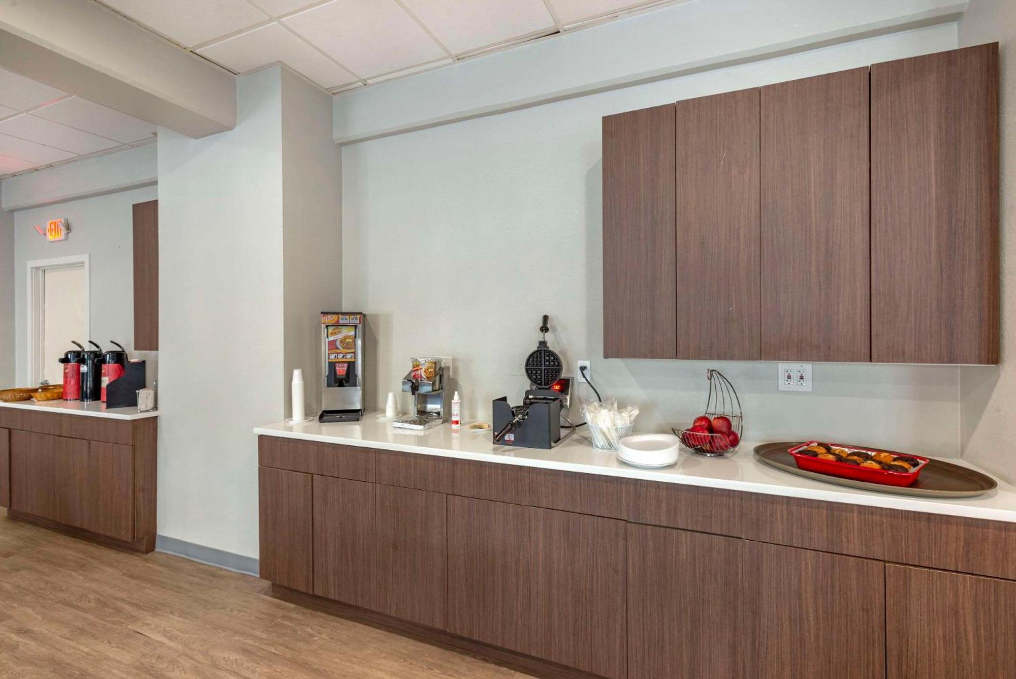 Comfort Inn Philadelphia International Airport West Chester Exterior photo